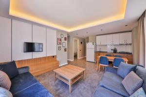 A kitchen or kitchenette at Duygu Apart