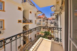 A balcony or terrace at Duygu Apart