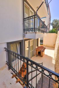 A balcony or terrace at Duygu Apart