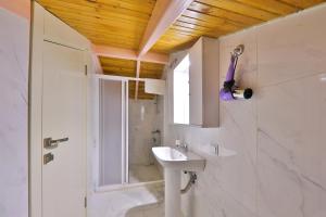 A bathroom at Duygu Apart Még 37 kép