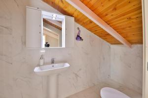 A bathroom at Duygu Apart
