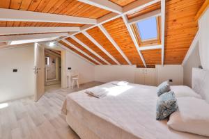 A bed or beds in a room at Duygu Apart