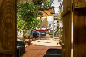 a hammock hanging from a pergola on a patio at DOMUS AMABILIS - ESPAI GAETA in Sagunto