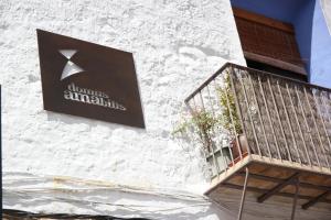 a sign on the side of a building with a balcony at DOMUS AMABILIS - ESPAI GAETA in Sagunto