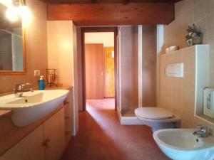 Guest House Il Nido dello Svasso -Foresteria Lombarda- في سوريكو: حمام مع حوض ومرحاض