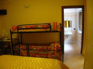 two bunk beds in a room with a bathroom at B&B Il Vecchio Portale in Laino Borgo