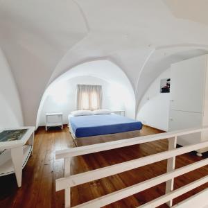 una camera bianca con un letto di Casa Luce a Porto Cesareo