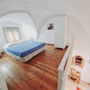 una camera con letto e pavimento in legno di Casa Luce a Porto Cesareo