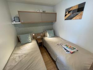 Posteľ alebo postele v izbe v ubytovaní ROVINIA mobile home