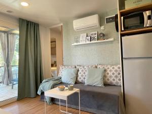 uma sala de estar com um sofá e uma mesa em HARMONIA mobile home em Rovinj