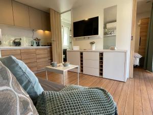TV a/nebo společenská místnost v ubytování HARMONIA mobile home