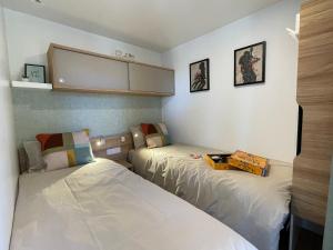 um quarto com duas camas num quarto em HARMONIA mobile home em Rovinj