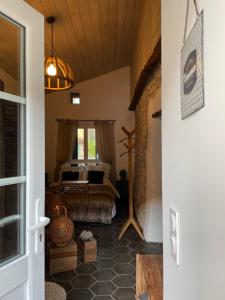 una camera da letto con un letto in una stanza di Suite parentale Au bonheur des ours a Sahorre