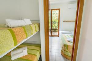 Giường tầng trong phòng chung tại Villaggio Turistico Le Mimose