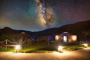 Una noche estrellada con la Vía Láctea en el cielo en Glamping El Jardín De Las Delizias Valle Del Jerte, en Casas del Castañar