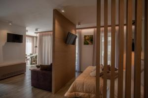 Televízia a/alebo spoločenská miestnosť v ubytovaní Residence Villa Hedy