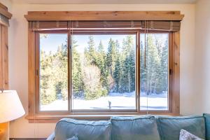 Photo de la galerie de l'établissement Beautiful Mountain 2 Bedroom Ski-In Ski-Out in Ski Trails condo, à Kingswood Estates
