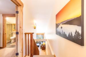 Photo de la galerie de l'établissement Beautiful Mountain 2 Bedroom Ski-In Ski-Out in Ski Trails condo, à Kingswood Estates