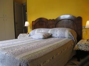 サン・フェリーチェ・デル・ベナーコにあるPorteselagoのベッドルーム1室(大型ベッド1台、木製ヘッドボード付)