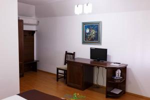 a desk with a computer on it in a room at Pension Delta Miraj in Sulina