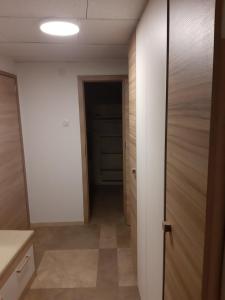 um quarto com um corredor com uma porta e um armário em Sarló utcai ház em Veszprém