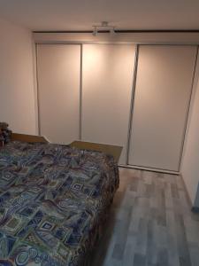 sypialnia z łóżkiem i przesuwnymi szklanymi drzwiami w obiekcie Sarló utcai ház w mieście Veszprém