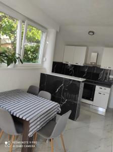 Kuchyň nebo kuchyňský kout v ubytování Apartments Pomalo