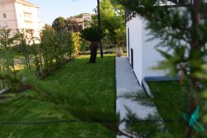 A garden outside Le rose di Bino
