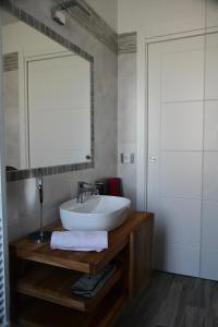 A bathroom at Le rose di Bino