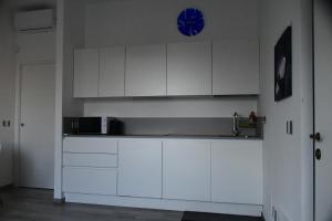 A kitchen or kitchenette at Le rose di Bino
