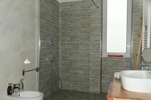 A bathroom at Le rose di Bino