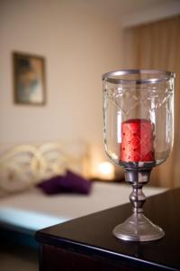 um copo de vidro com uma substância vermelha sobre uma mesa em Chateau de Georges em Gythio