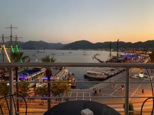 vistas a un puerto con barcos en el agua en Trea Homes Marina Suites en Marmaris