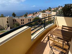 カニコにあるFLH Garajau Balcony with Poolの海の景色を望むバルコニー(ベンチ付)