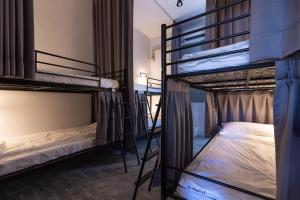 سرير بطابقين أو أسرّة بطابقين في غرفة في Nice Hostel