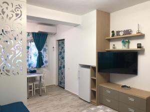 a small apartment with a kitchen and a living room at Studio Turquoise - Eforie Nord in Eforie Nord