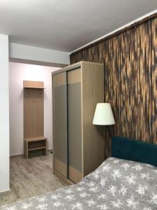 エフォリエ・ノルドにあるStudio Turquoise - Eforie Nordの木製の壁のベッドルーム1室(ベッド1台付)