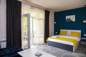 سرير أو أسرّة في غرفة في GetAp Resort Arzni