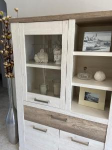 un armario de madera blanca con artículos en él en Karin Palma Fiesta-Vallpineda-Sitges, en Sant Pere de Ribes