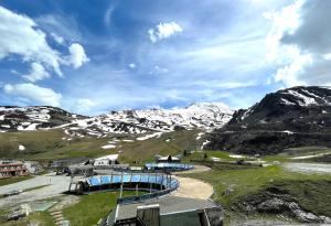 een gebouw midden in een besneeuwde berg bij Appart 2 Étoiles 6-8 pers Piau Engaly L Ours Résidence Moudang II Pied pistes in Aragnouet