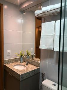 A bathroom at Manaíra Apart Hotel - Flat 201