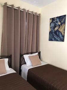 Postel nebo postele na pokoji v ubytování Costas Rooms