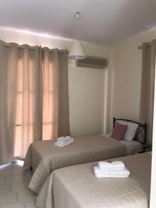 Postel nebo postele na pokoji v ubytování Costas Rooms