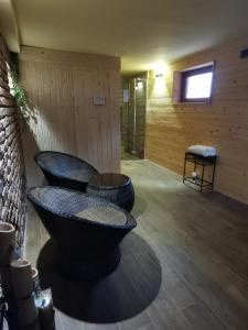 een kamer met 2 stoelen in een kamer met een muur bij Sindy Wooden Apartments in Mavrovo