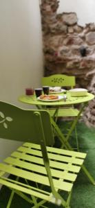 einen Tisch und einen Stuhl mit einem Teller Pizza drauf in der Unterkunft New Duplex de charme au pied de la Cathédrale Carré d'or in Straßburg