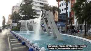fontanna na środku ulicy w obiekcie Apartamento Galeon XXI w mieście Torrevieja