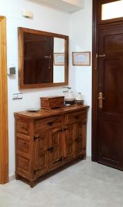 y baño con tocador de madera y espejo. en VUT Casa Orrios, en el centro de Alcañiz. en Alcañiz