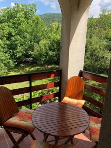een tafel en 2 stoelen op een balkon met uitzicht bij Ozrenska bašta apartmani in Soko Banja