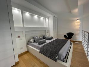 Tempat tidur dalam kamar di Loft Milano Manifatture