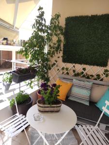 balkon z białym stołem i doniczkami w obiekcie Boheme and Style w Prewezie